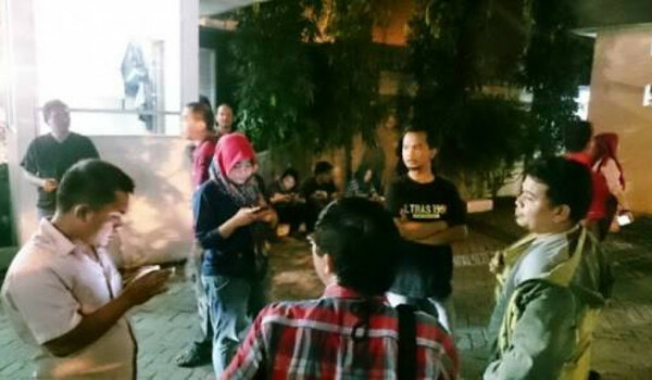 Sejumlah warga Medan panik dan keluar rumah akibat gempa 5,6 SR yang tejadi pukul 19.42 WIB, 16 Januari 2017.
