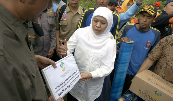 Mensos Khofifah Indar Parawansa memberikan bantuan bagi korban longsor di Ponorogo, Jawa Timur.