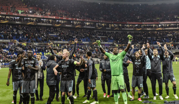 Para pemain Ajax merayakan lolosnya mereka ke final Liga Europa, di kandang Lyon, Kamis, 11 Mei 2017. 