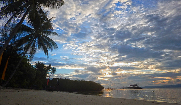 Suasana sunset atau saat matahari terbenam di salah satu resort kepulauan Raja Ampat, Papua Barat. FOTO: BeritaSatu Photo/Danung Arifin