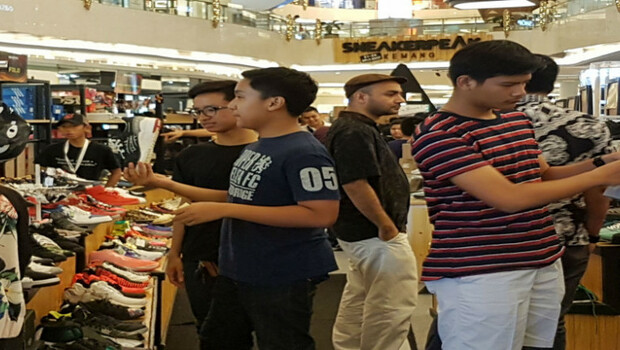  Pengunjung memadati pameran SneakerPeak di Atrium Lippo Mall Kemang, Jumat, 21 April 2017.