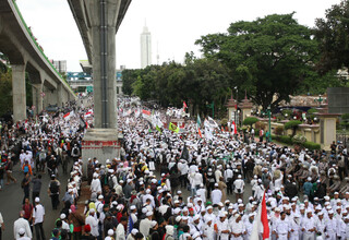 Members of the Islamic Defenders Front (FPI) demonstrate in front of the National Police headquarters in Jakarta in January. (Antara Photo/Reno Esnir)