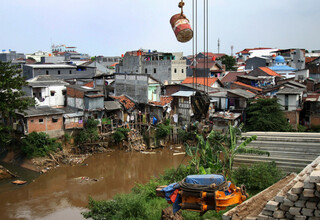 A photo showing the residences along Ciliwung riverbank at Kampung Pulo area in East Jakarta on Tuesday (03/01). The Jakarta provincial government and the central government will spend at least Rp 5 trillion ($371 million) on relocating 10,000 local residents who live along the riverbank. (Antara Photo/Reno Esnir)