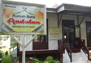 Rumah Batik Andalan empowers local women to earn extra income from making batik. (Photo courtesy of http://www.inside-rge.com)