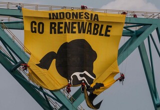 Activists occupy a piling barge off the shores of Bantang, Central Java, on Thursday (30/03) to call for the termination of a coal-fired power plant development project in the area, known as the Central Java Power Plant. (Greenpeace Photo/Ulet Ifansasti)