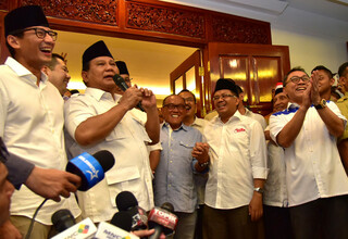 The founder of Great Indonesia Movement Party (Gerindra) Prabowo Subianto, second from left, announced the victory of Anies Baswedan-Sandiaga uno pair in Jakarta's gubernatorial race on Wednesday (19/04), based on quick counts from pollsters. Also celebrating the victory, the President of the Prosperous Justice Party (PKS), second from right, the chairman of the National Mandate Party (PAN) Zulkifli Hasan, right, businessman Aburizal Bakrie, third from right, who is also the chairman of the advisory board of Golkar party. Media mogul Hary Tanoesoedibjo also appears during the declaration. (Antara Photo/Dedi Wijaya)