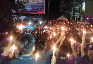 Manado residents gathered to light candles for imprisoned Jakarta Governor Basuki "Ahok" Tjahaja Purnama in Manado City, on Wednesday evening (10/05). (BeritaSatu Photo)