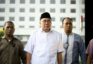 Bengkulu Governor Ridwan Mukti, center, being escorted by KPK officials. (Photo courtesy of Beritasatu)