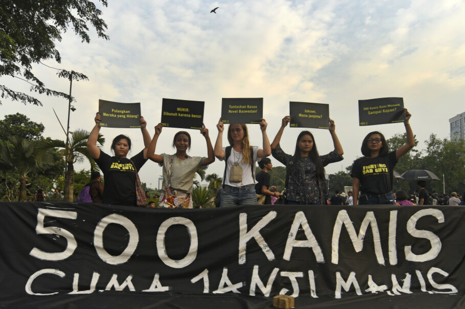 Protesters in front of the State Palace on Thursday (27/07) say President Joko Widodo's promise last year to solve all cases of gross human rights violations has remained unfulfilled. (Antara Photo/Fanny Octavianus)