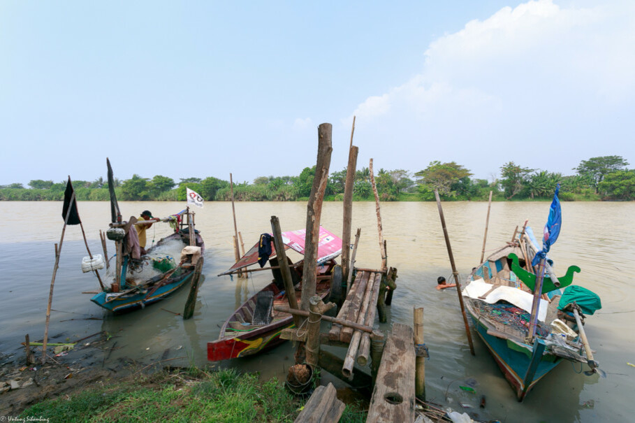 Fishing boats moored on Ciujung River. (Photo courtesy of World Resources Institute)