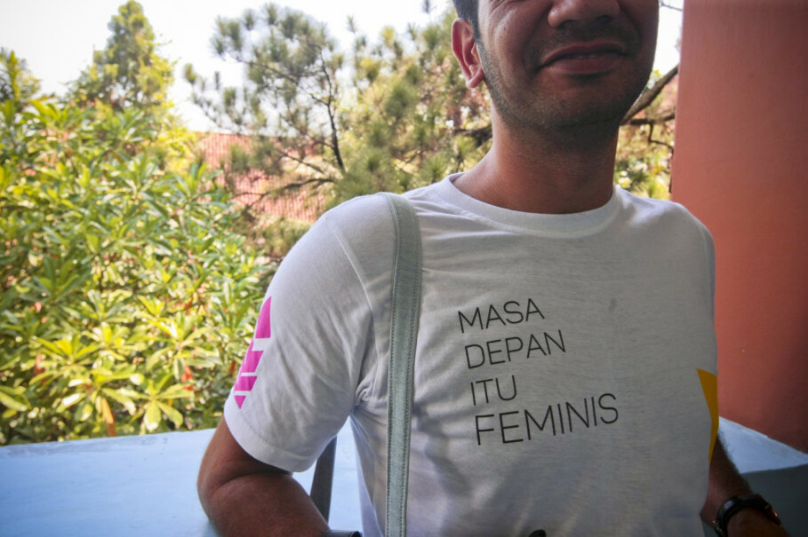 A man wearing a T-shirt with the message, 'Masa depan itu feminis' ('The future is feminist') during Feminist Fest 2017. (JG Photo/Yudha Baskoro)