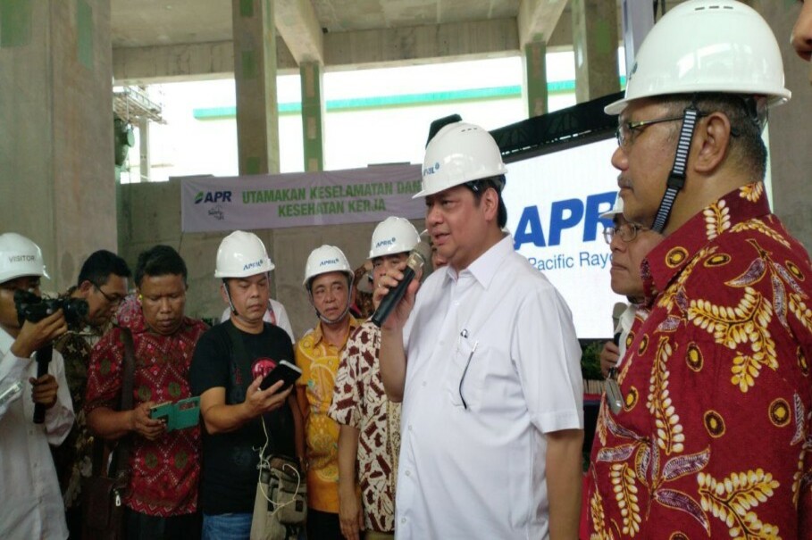 Industry Minister Airlangga Hartarto speaks during his visit to Asia Pacific Rayon's factory in Riau on Sunday. (Photo courtesy of APRIL)