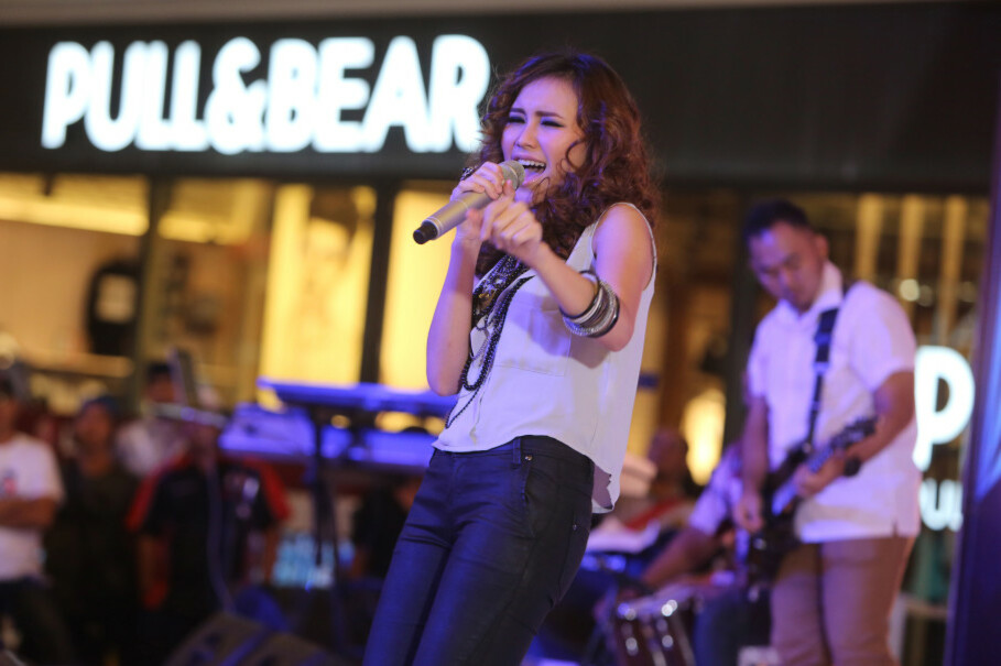 Ayu Ting Ting performed at Lippo Mall Kemang in Jakarta in 2014. (B1 Photo/David Gita Roza)