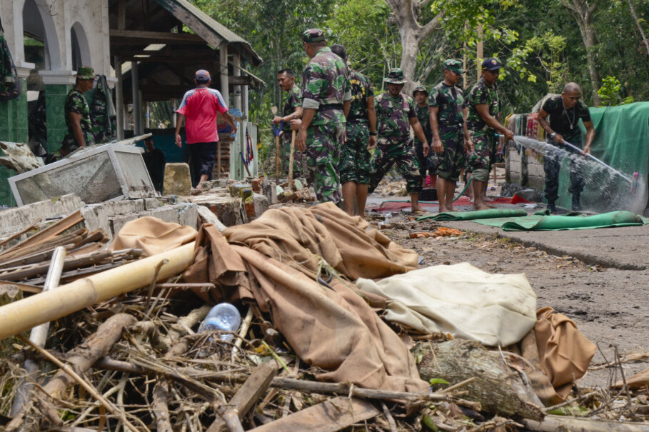 Indonesian soldiers clearing flood debris in East Lombok, West Nusa Tenggara, in this file photo. (Antara Photo/Ahmad Subaidi)