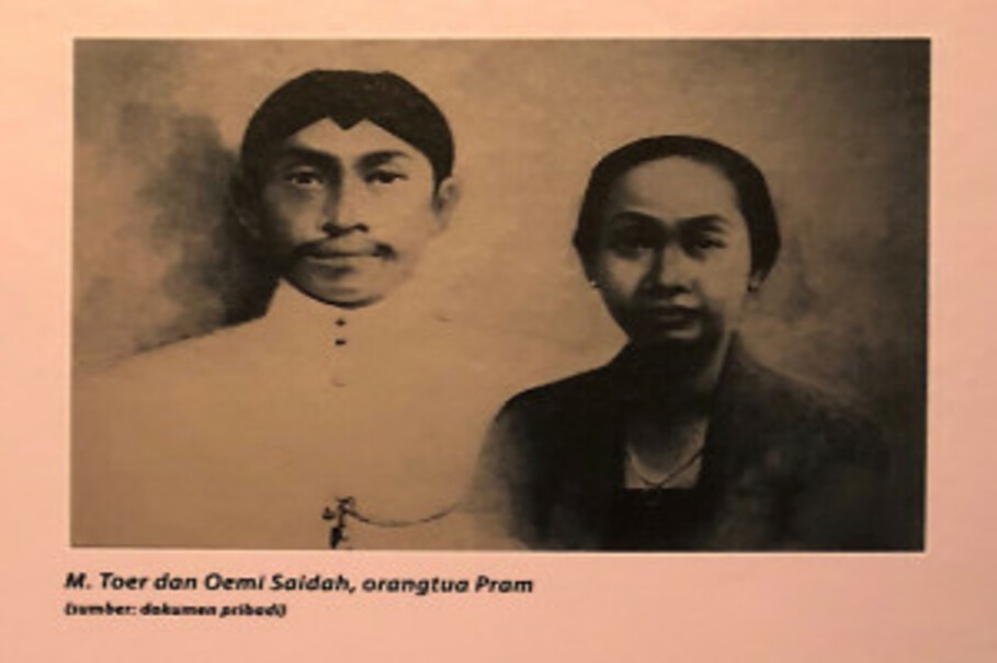 A portrait of Mastoer Imam Badjoeri and Oemi Saidah at the 'Namaku Pram: Catatan dan Arsip' exhibition. (JG Photo/Lisa Siregar)