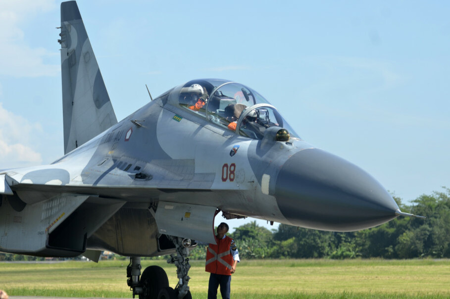 An Indonesian Air Force Sukhoi Su-30 fighter jet being prepared for takeoff at Sultan Hasanuddin International Airport in Makassar, South Sulawesi, on March 28. (Antara Photo/Darwin Fatir)