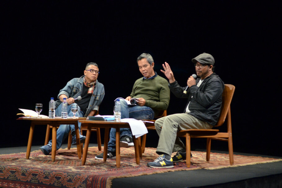 Left to right, Nirwan Dewanto, Zen Hae and Hasan Aspahani in a discussion about Chairil Anwar on Wednesday (02/05). (Photo courtesy of Komunitas Salihara/Witjak Widhi Cahya)