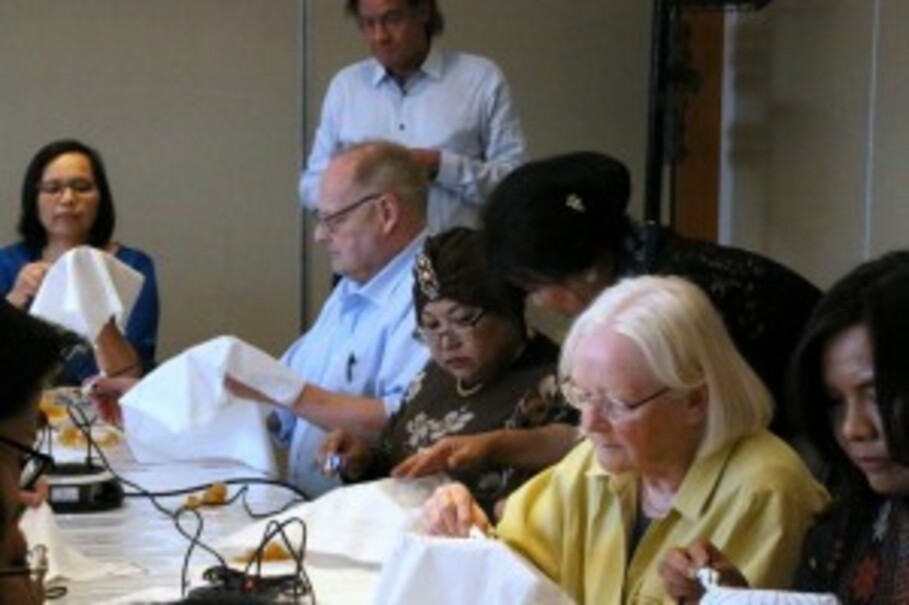 Participants join a Batik workshop in Stockholm, Sweden. (Photo courtesy of the Indonesian embassy in Sweden and Latvia)