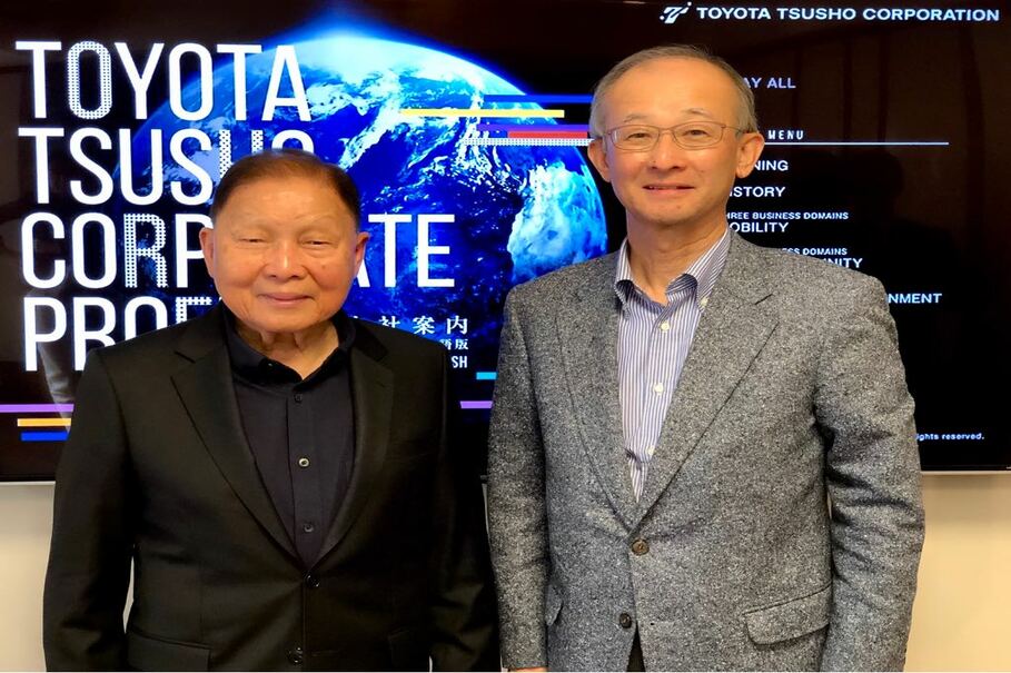 Toyota Tsusho Corporation board chairman Jon Karube, right, pays a courtesy visit to Lippo Group founder and chairman Mochtar Riady at the Imperial Hotel in Tokyo on Monday (21/05). (Photo courtesy of Lippo Group)