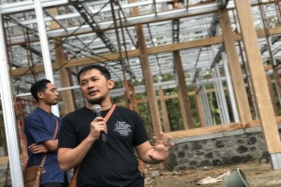 Bumi Manusia director Hanung Bramantyo in front of the set for 'Borderij Buitenzorg,' Nyai Ontosoroh's farm house in the novel. (JG Photo/Lisa Siregar)