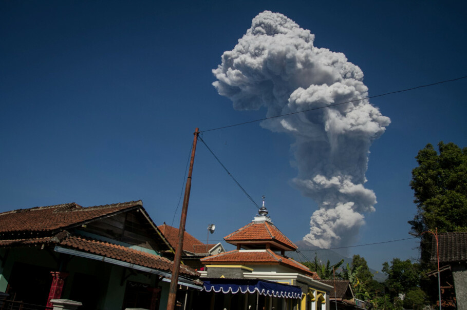 Dozens Flee Danger Zone as Mount Merapi Eruption Intensifies