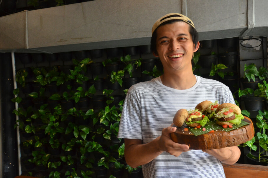 Co-founder of Burgreens Max Mandias with his original vegetarian burgers. (JG Photo/Cahya Nugraha)