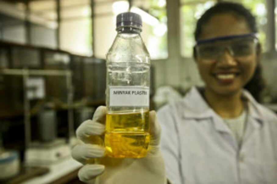 Ujo presents fuel extracted from plastic waste. (JG Photo/Yudha Baskoro)