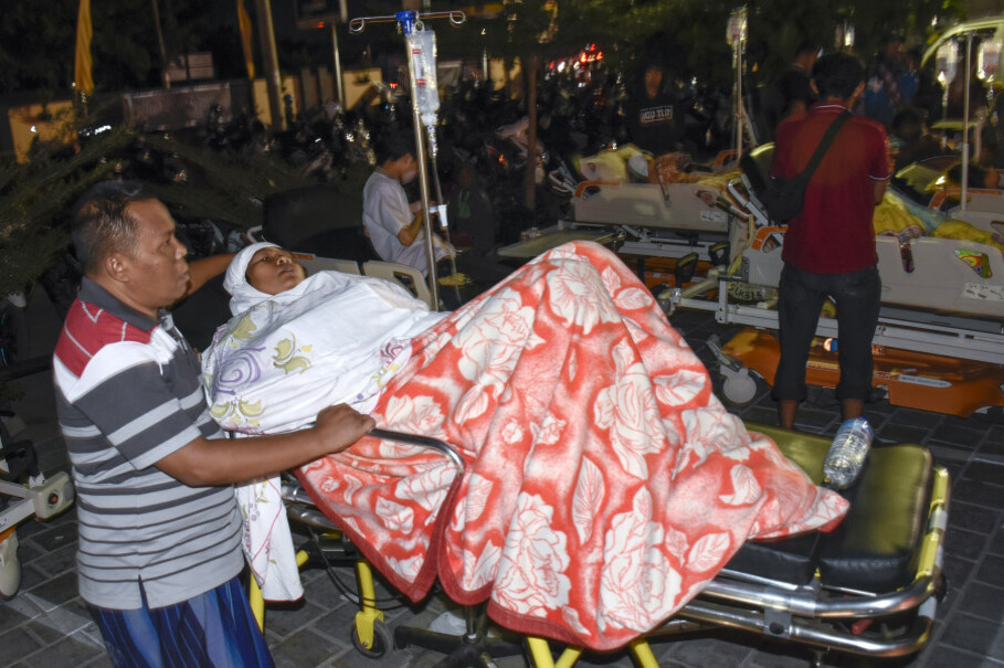 Patients were forced to spend the night outside Mataram Hospital in Lombok on Sunday amid fears that aftershocks may cause the building to collapse. (Antara Photo/Ahmad Subaidi)