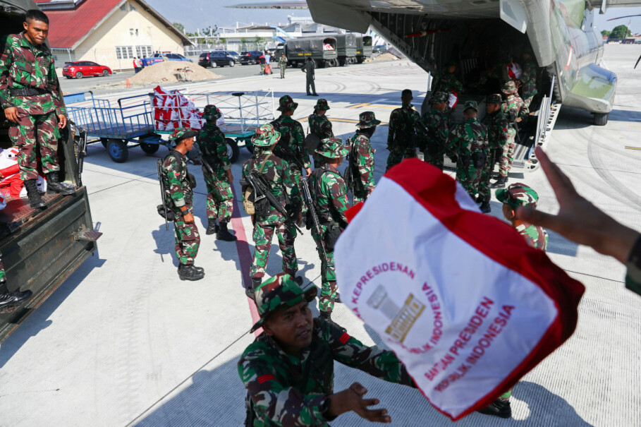 Soldiers unload emergency aid for disaster victims from a military aircraft at Mutiara SIS Al-Jufri Airport in Palu on Wednesday. (Reuters Photo/Athit Perawongmetha)