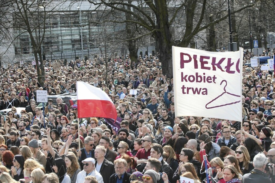 Polonya: Kürtaj Yasağını Binler Protesto Etti