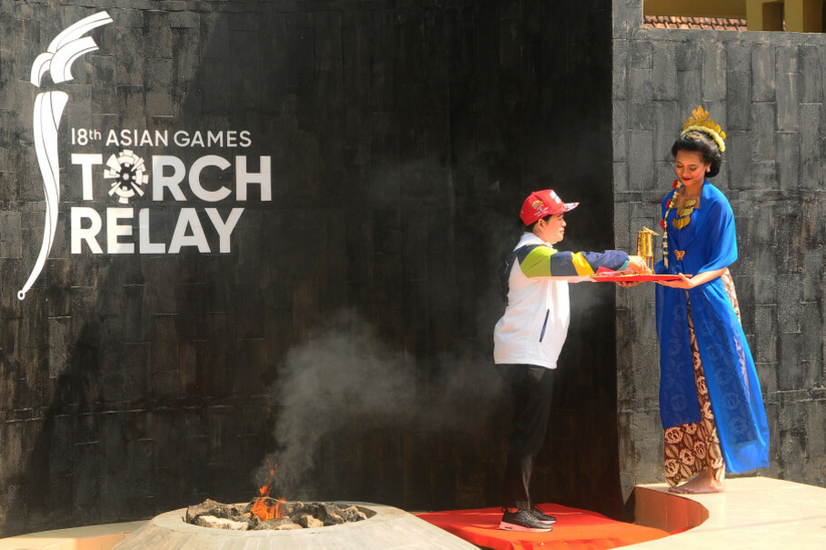 Coordinating Human Development and Cultural Affairs Minister Puan Maharani receives the Asian Games torch with the Mrapen flame in Grobogan, Central Java, on Wednesday (18/07). Image: Antara Photo/Yusuf Nugroho