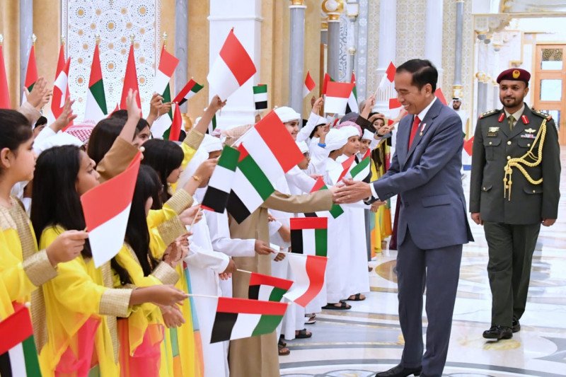 Presiden Jokowi disambut oleh anak-anak di Istana Qasr Al Watan,Abu Dhabi, Uni Emirat Arab, Minggu, 12 Januari 2020.