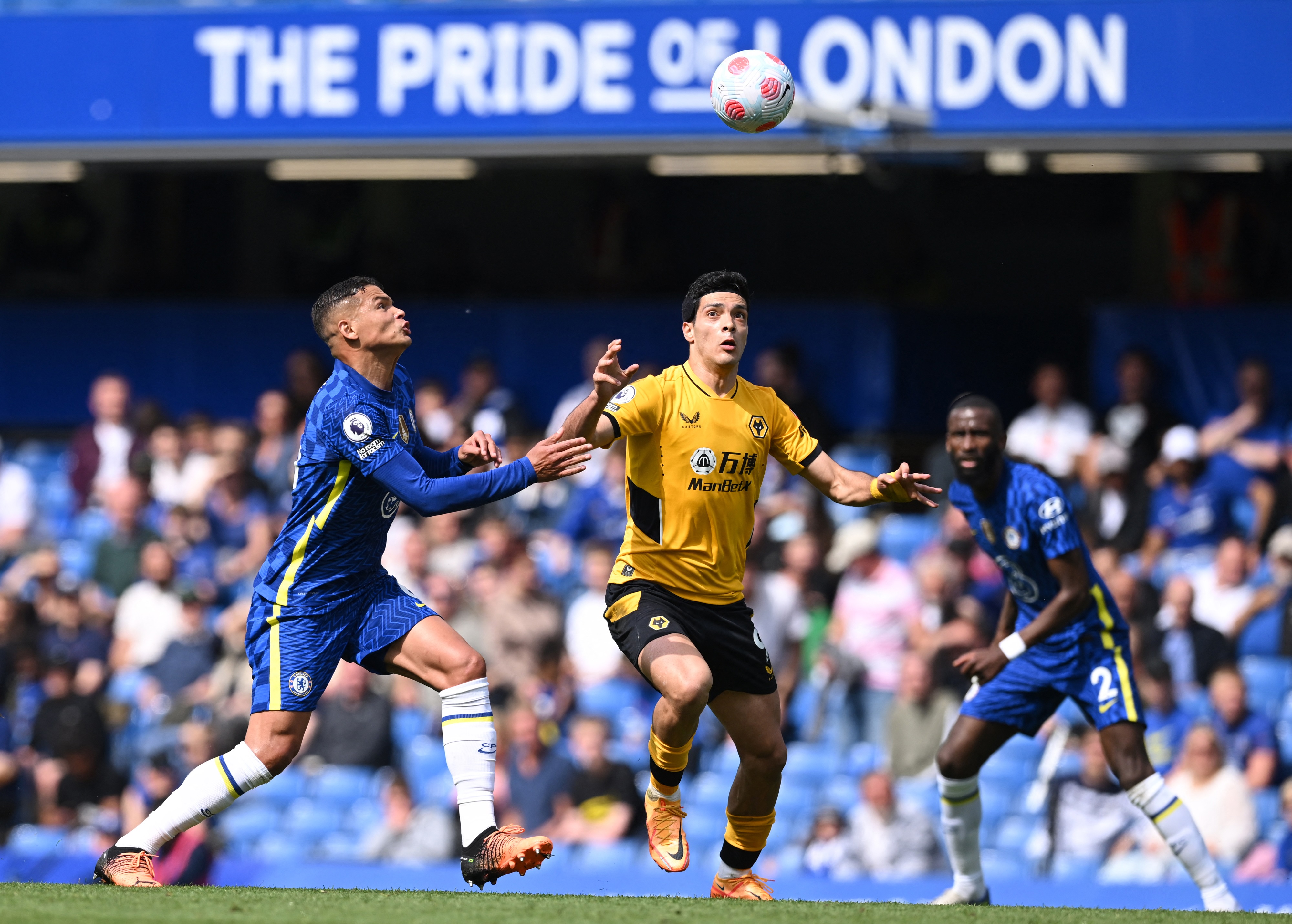 Bek Chelsea Thiago Silva (kiri) berduel dengan striker Wolverhampton Raul Jimenez dalam pertandingan Liga Premier Inggris di Stamford Bridge, London, Sabtu, 7 Mei 2022.