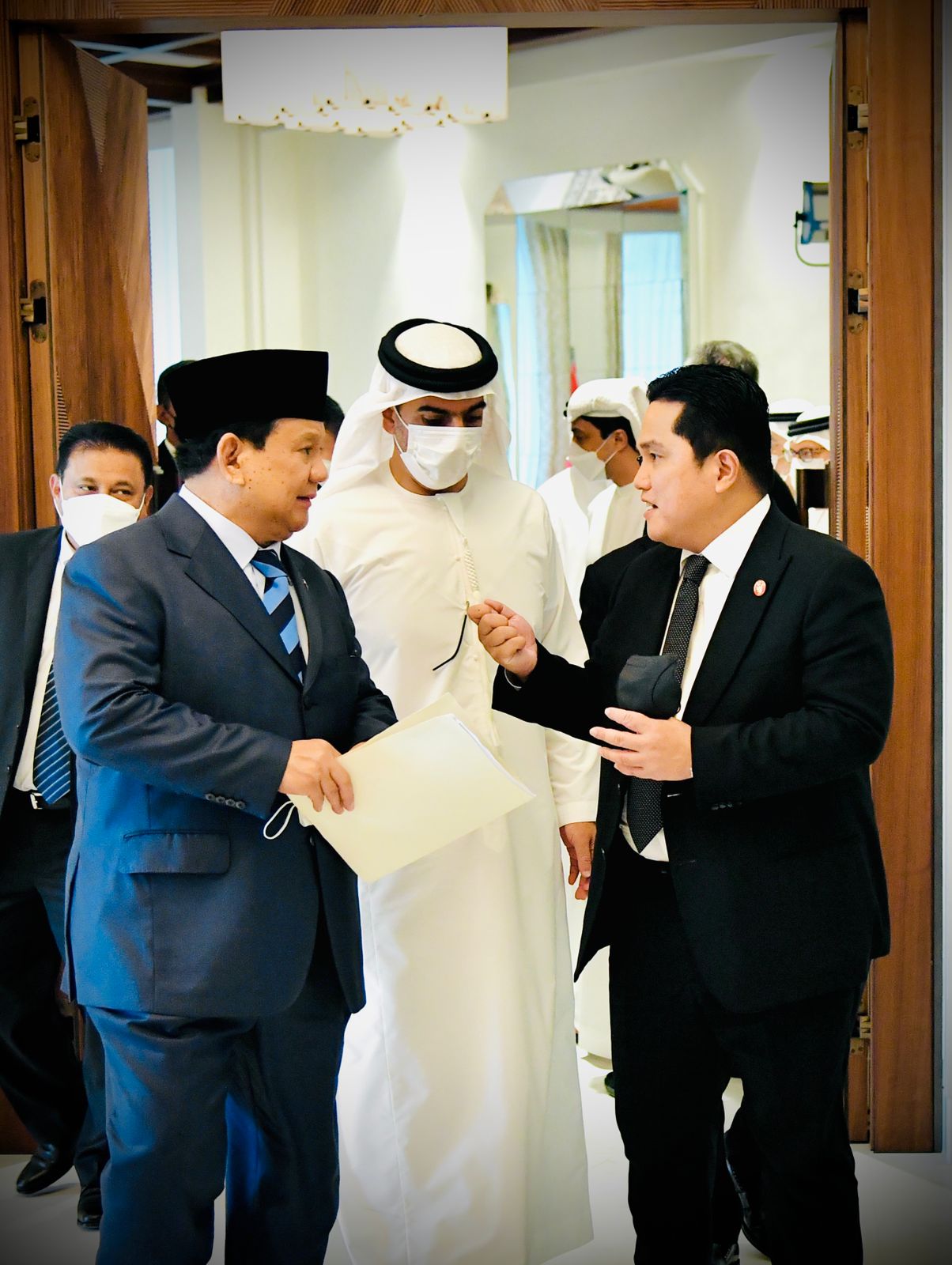Menteri Pertahanan Prabowo Subianto dan Menteri BUMN Erick Thohir berbincang di sela kunjungan di Uni Emirat Arab.