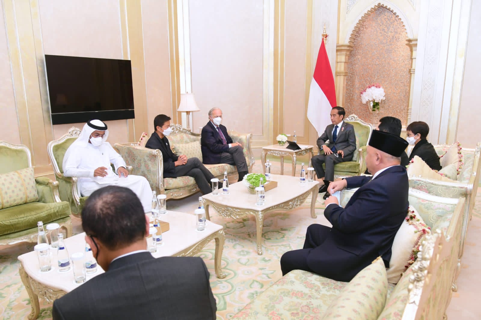 Presiden Joko Widodo berdialog dengan investor dan pengusaha di Hotel Emirates Palace, Abu Dhabi, Uni Emirat Arab. 