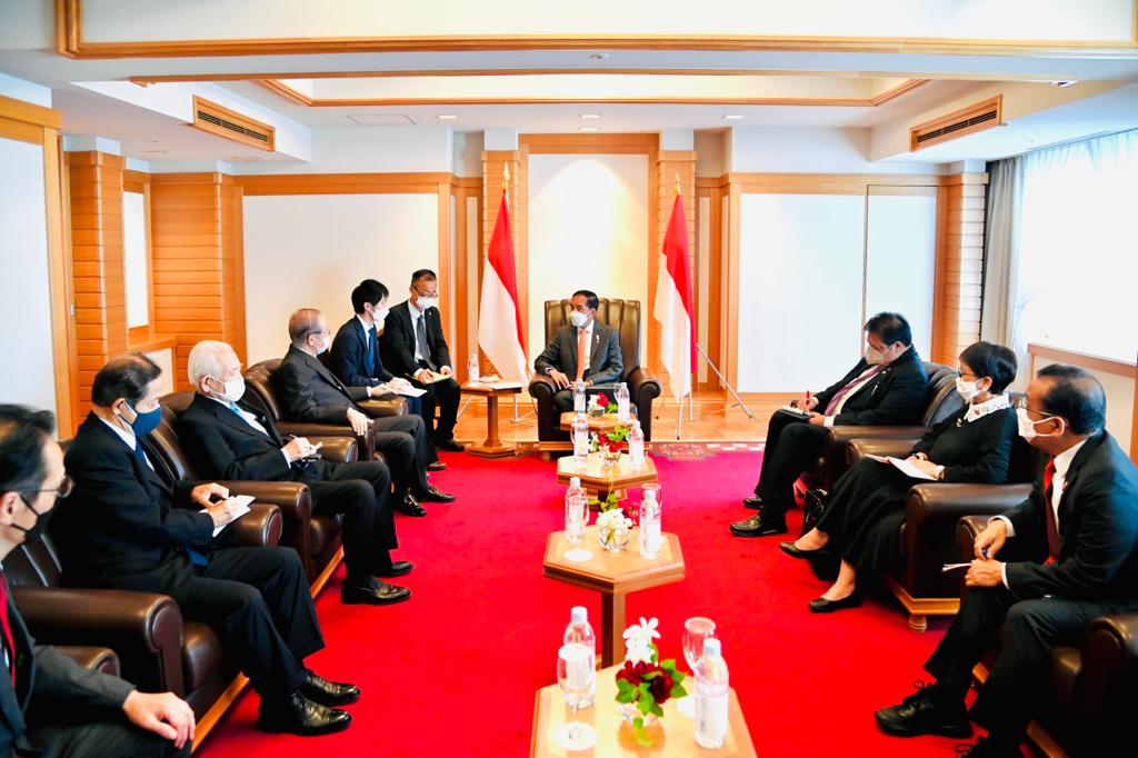 Presiden Joko Widodo (Jokowi) menerima kunjungan kehormatan Presiden Japan-Indonesia Association, Fukuda Yasuo, di Salon Room, Imperial Hotel, Tokyo, Jepang, Rabu, 27 Juli 2022.