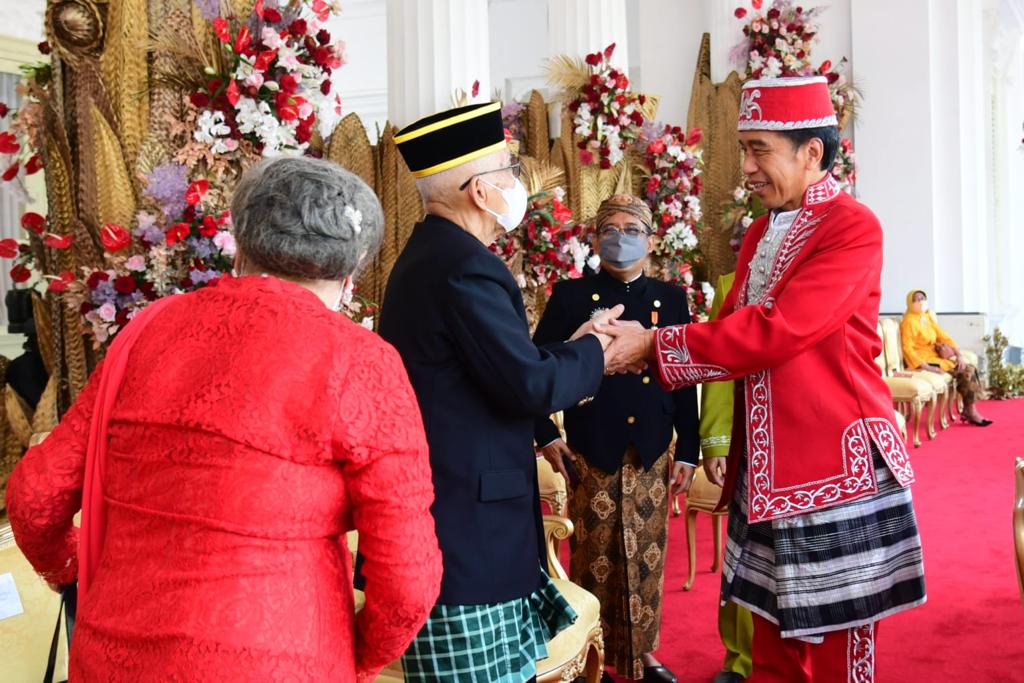 Jadi Inspektur Upacara, Jokowi Pakai Baju Adat Buton