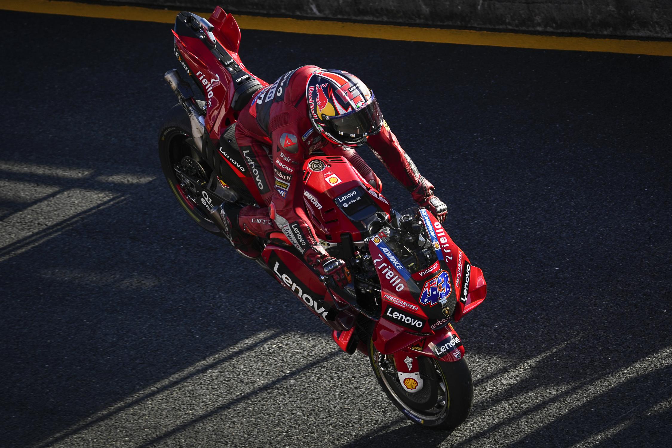 Pembalap Ducati Lenovo Jack Miller melakukan selebrasi setelah menjuarai Grand Prix Jepang di Sirkuit Motegi, 25 Sept. 2022.