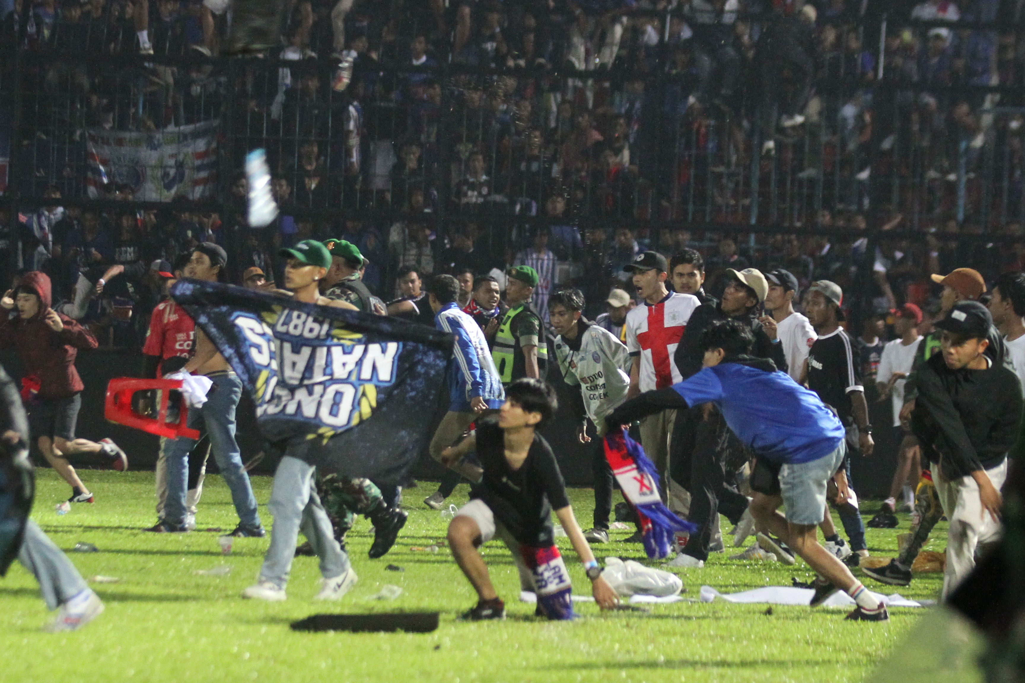Suporter Arema FC memasuki lapangan setelah tim yang didukungnya kalah dari Persebaya dalam pertandingan Liga 1 di Stadion Kanjuruhan, Malang, Sabtu, 1 Oktober 2022.