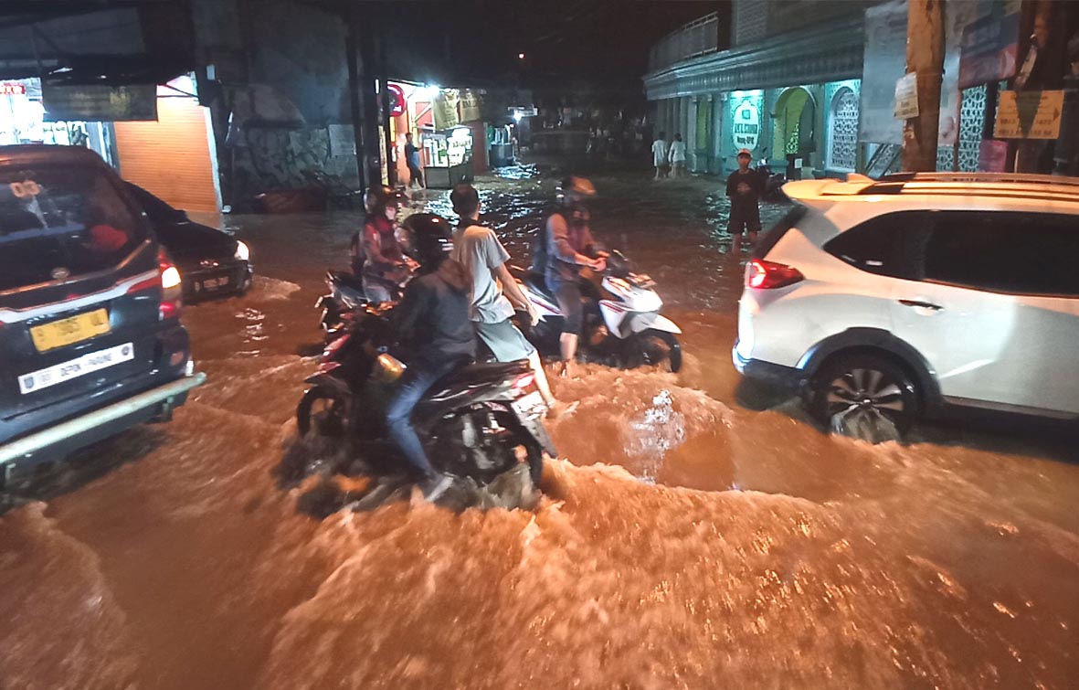 Banjir Parah, Jalan Raya Sawangan Depok Macet 3 Km