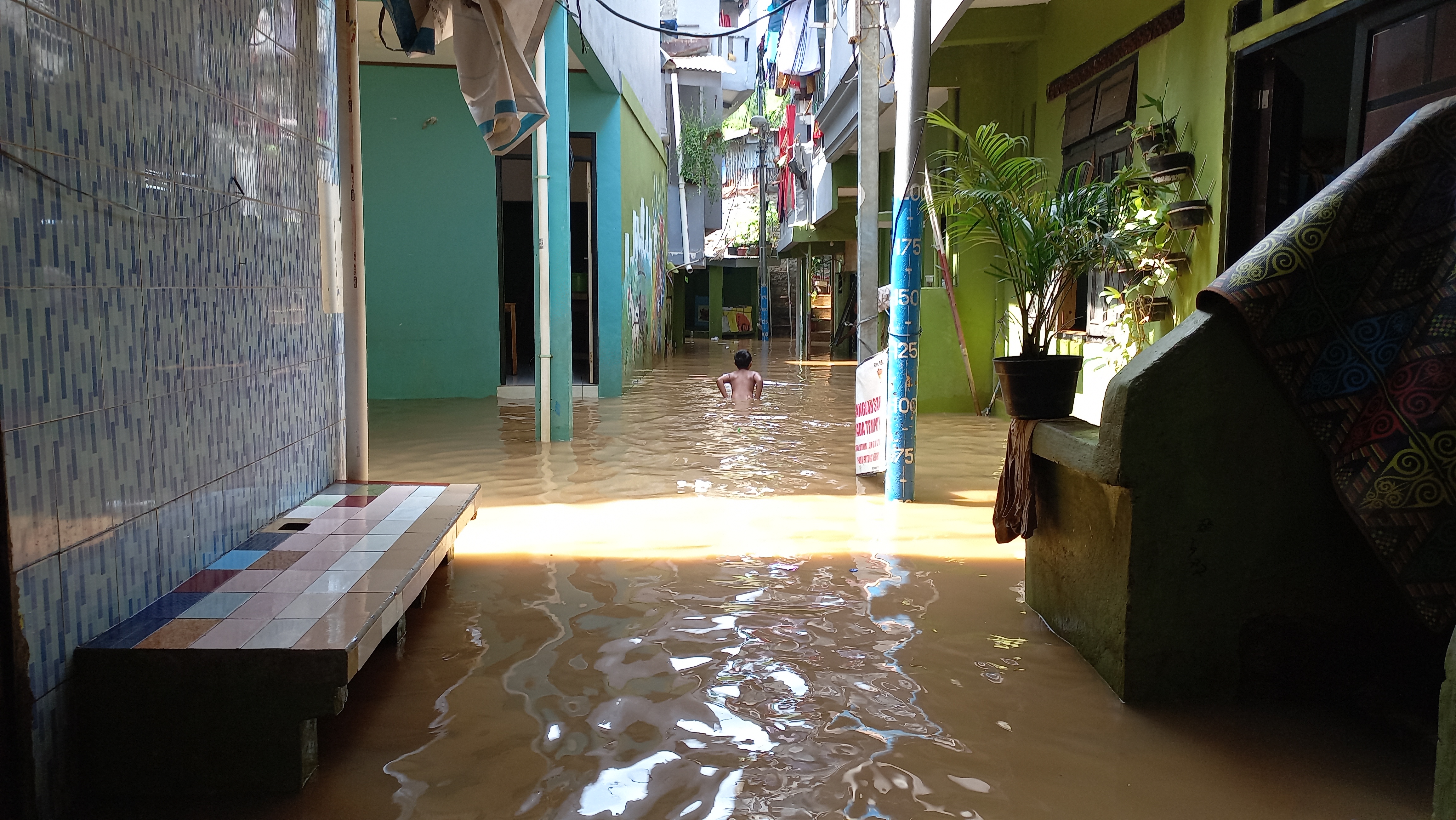 Jalan Kebon Pala II, Kelurahan Kampung Melayu, Jakarta Timur, digenangi banjir pada Rabu 12 Oktober 2022 pagi.