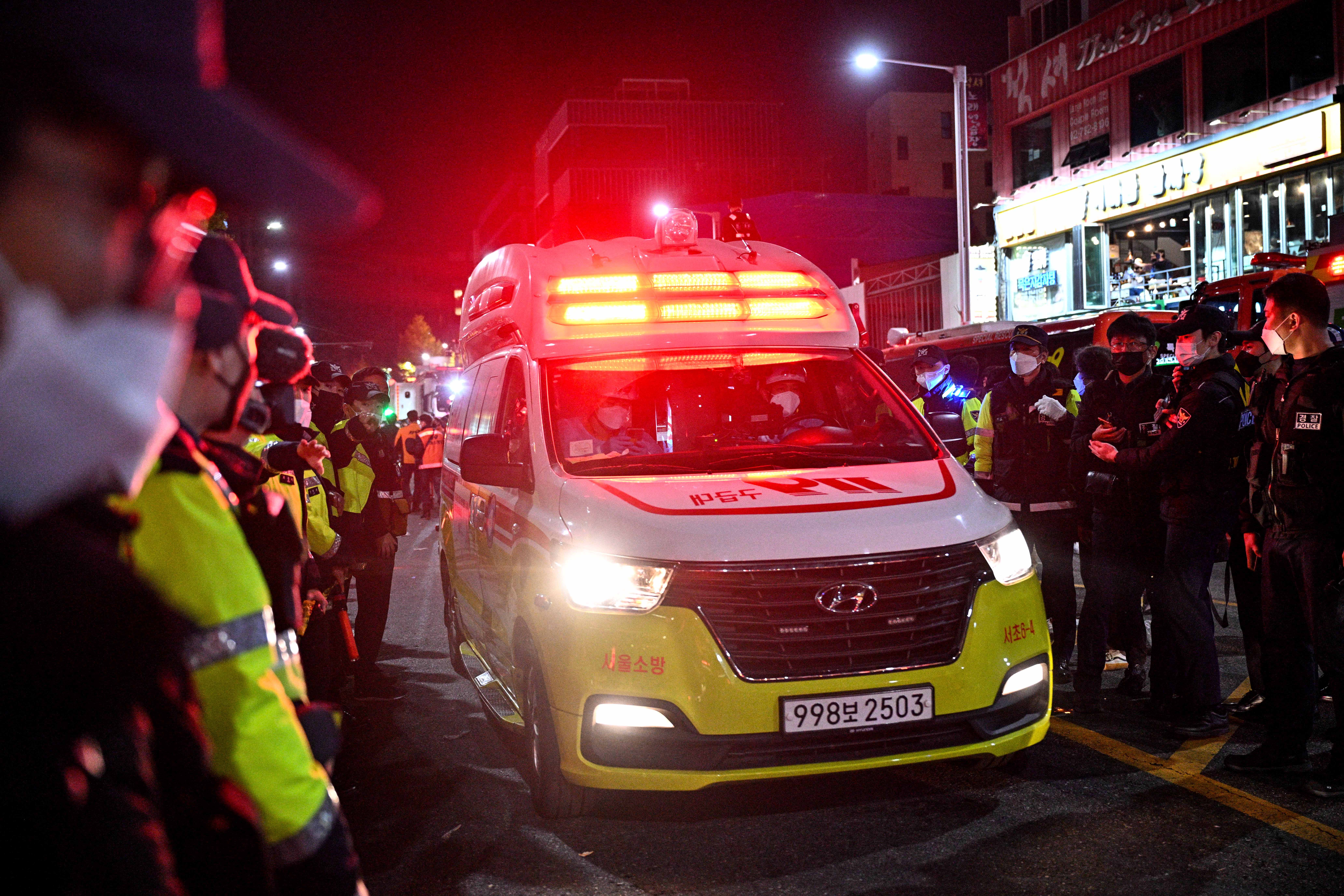 Ambulans dikerahkan di lokasi sekitar penyerbuan Halloween terjadi di Itaewon, Seoul, Minggu, 30 Oktober 2022.