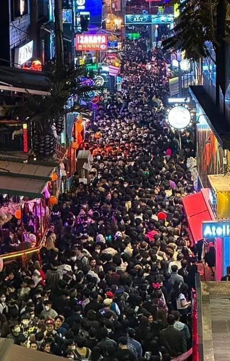 Kerumunan massa berdesak-desakan saat perayaan Halloween di Itaewon, Seoul, Korsel, Sabtu, 29 Oktober 2022 malam waktu setempat.