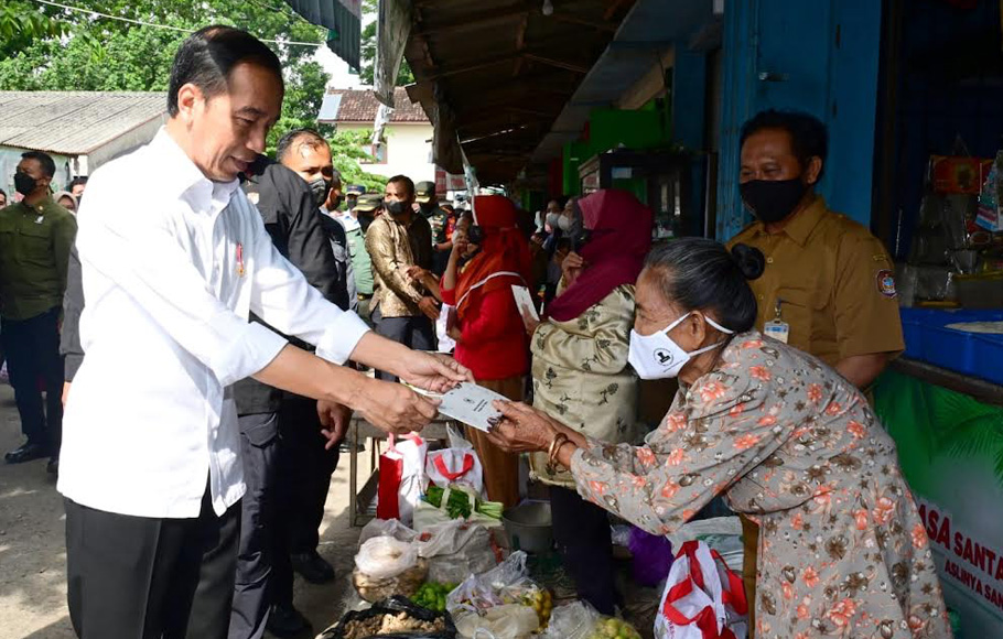 <em>Blusukan</em> <em>Bareng</em>, Jokowi dan Ganjar Cek Harga Sembako di Pasar Colomadu