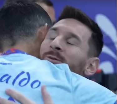 Indahnya, Momen Messi dan Ronaldo Berpelukan