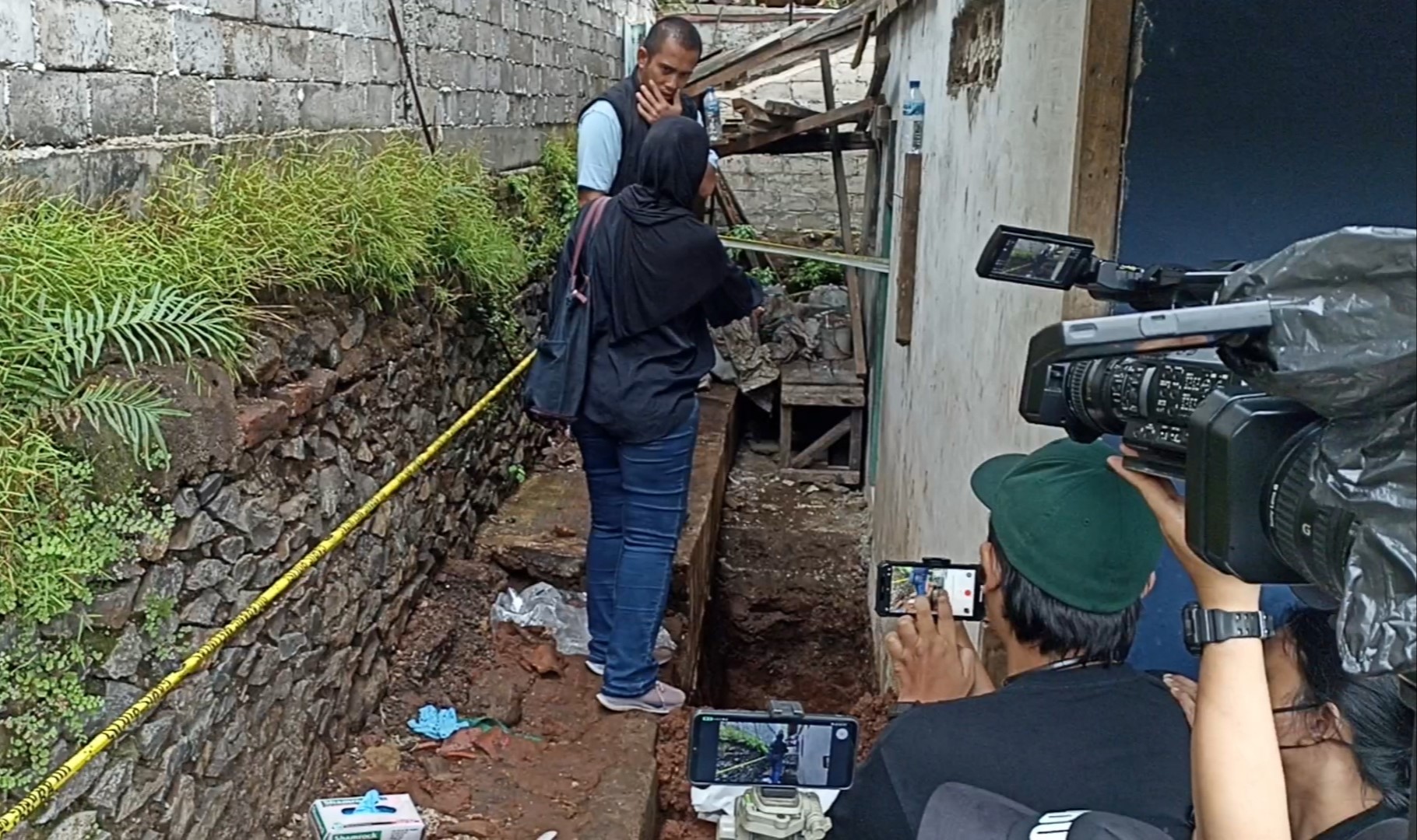 Ditreskrimum Polda Metro Jaya memeriksa tempat kejadian perkara serial killer atau pembunuhan berantai yang dilakukan Wowon dkk di Kampung Babakan Mande, Desa Gunungsari, Kecamatan Ciranjang, Kabupaten Cianjur, Jawa Barat, Jumat 20 Januari 2023.