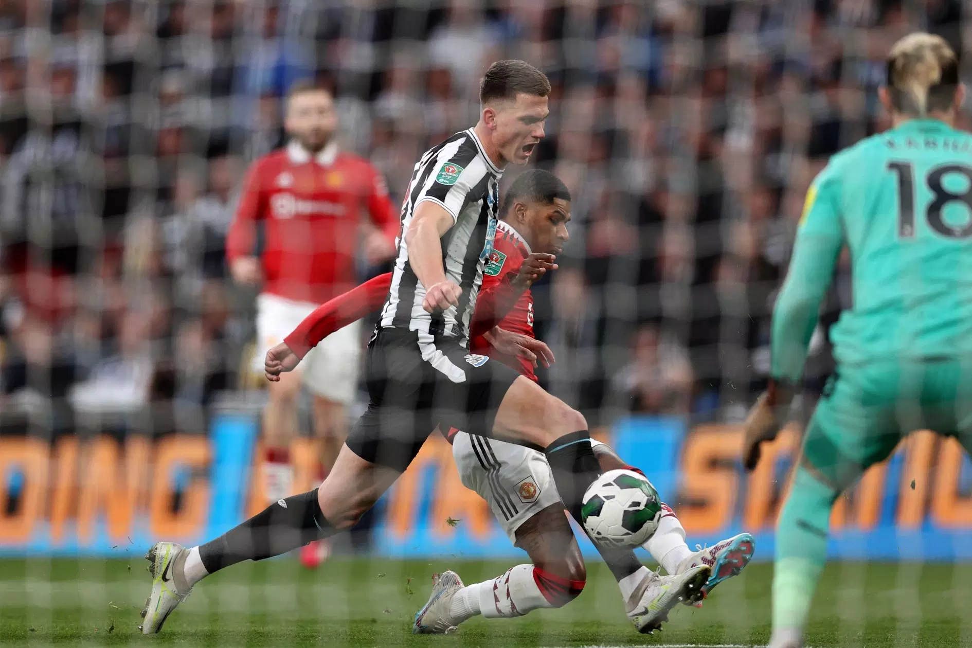 Tembakan Marcus Rashford dibelokkan ke gawangnya sendiri oleh pemain Newcastle Sven Botman pada  final Carabao Cup 2022/23 di Stadion Wembley, Senin, 27 Februari 2023.