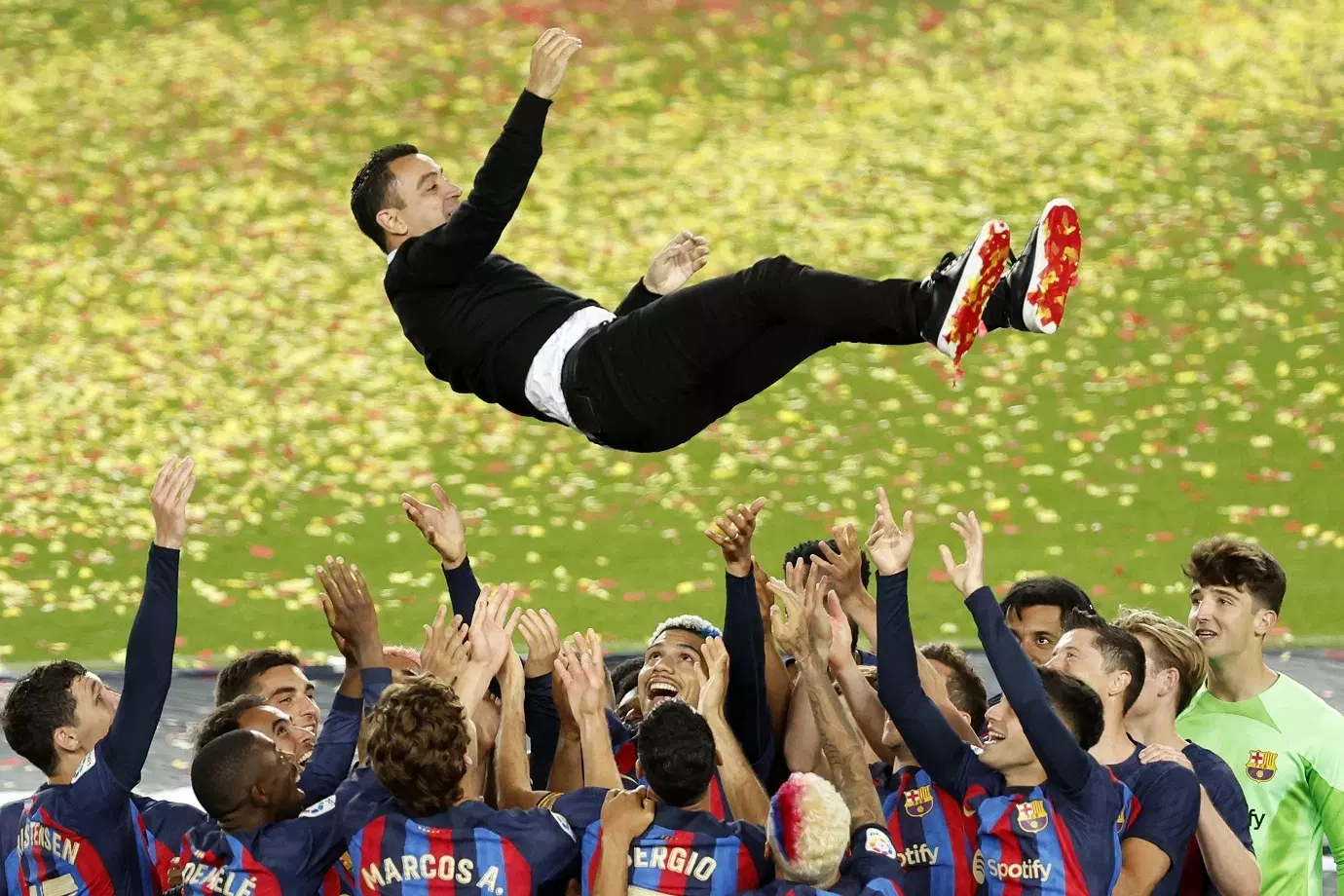 Para pemain Barcelona mengangkat pelatih Xavi Hernandez saat merayakan sukses menjadi juara Liga Spanyol atau La Liga, Sabtu, 20 Mei 2023.