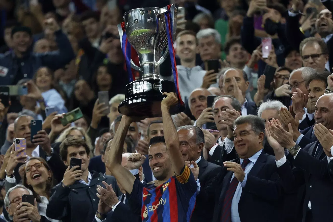 Kapten Barcelona, Sergio Busquets, mengangkat trofi La Liga.