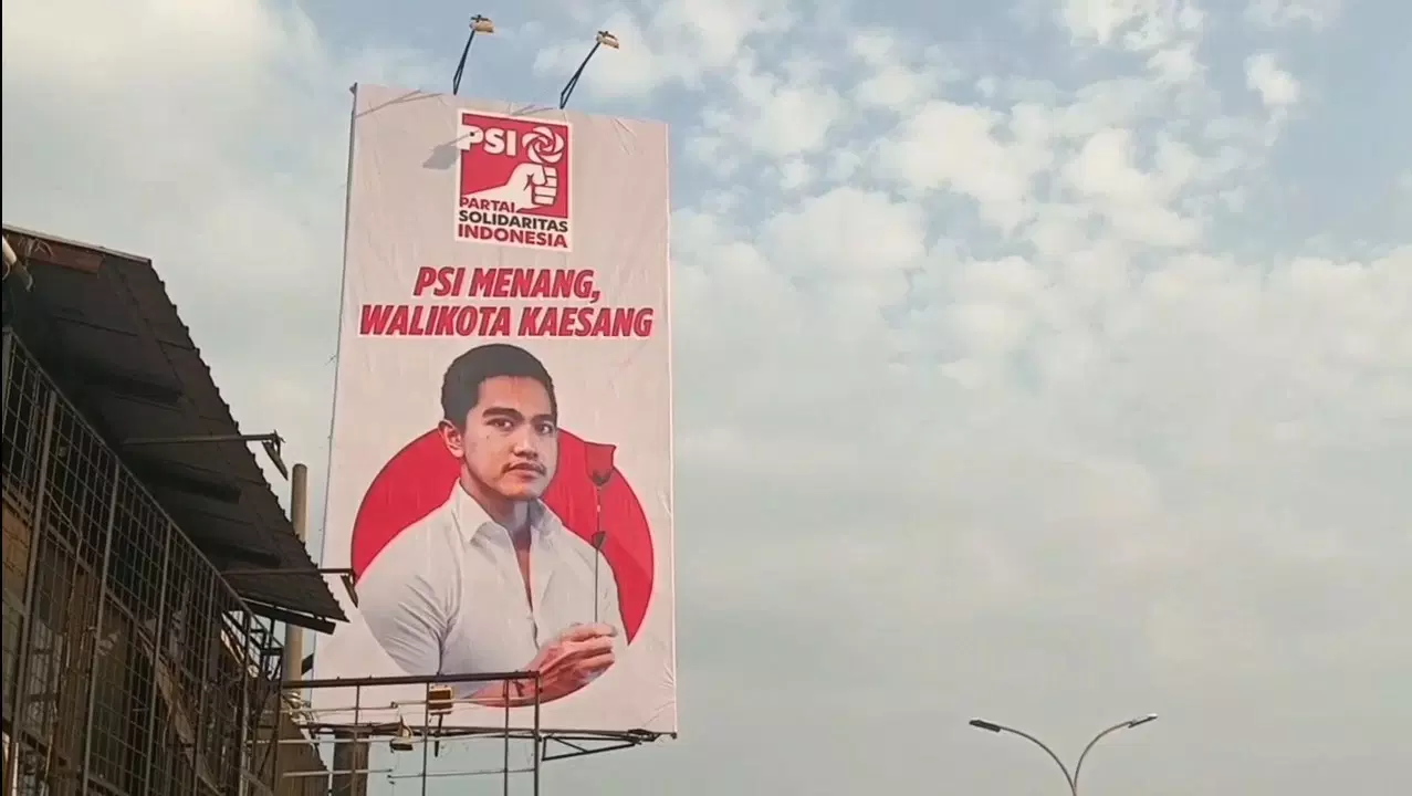 Baliho putra bungsu Presiden Jokowi, Kaesang Pangarep sebagai calon Wali Kota Depok 2024 tersebar di sejumlah titik jalan protokol di Kota Depok.